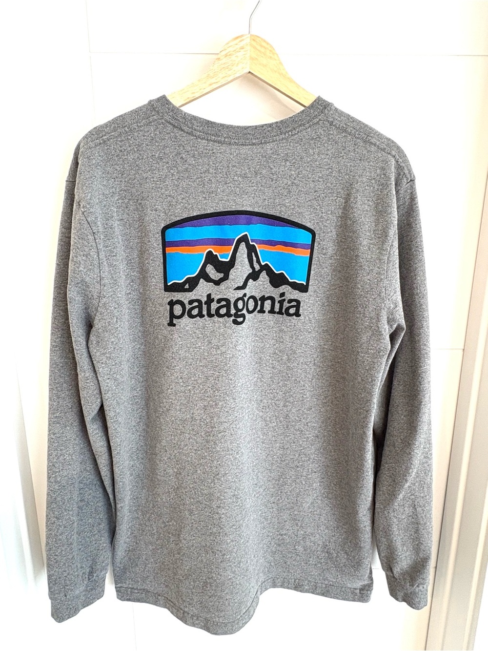 Men’s Patagonia Gray Long Sleeve Tee with Color Stripe Logo Size Large